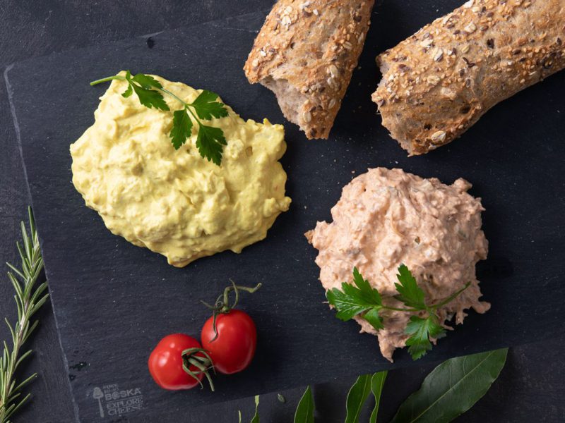 Salades en brood op een plankje