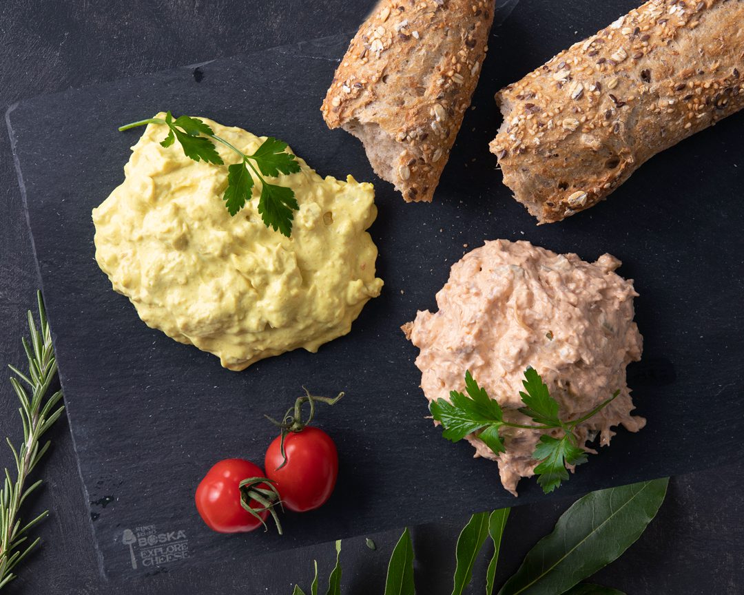 Salades en brood op een plankje