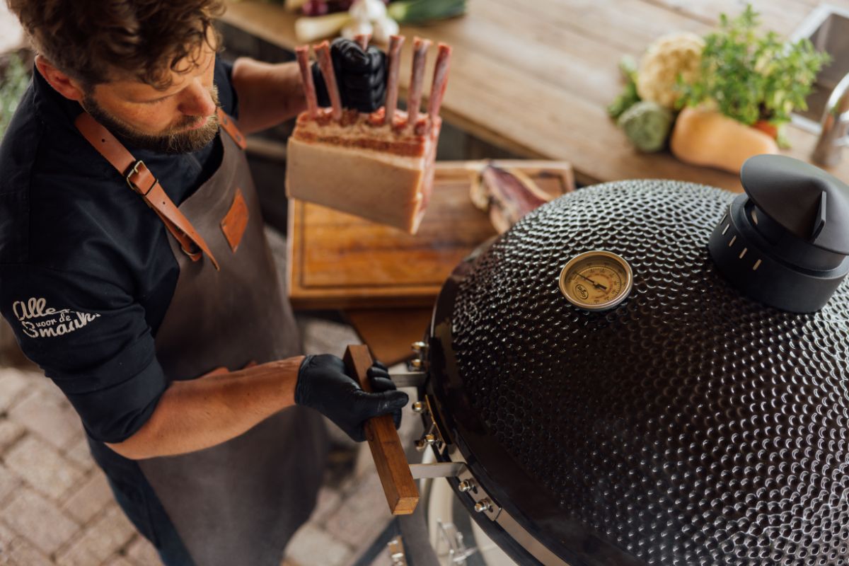 Koken op de Kamado van Grizzly Grills